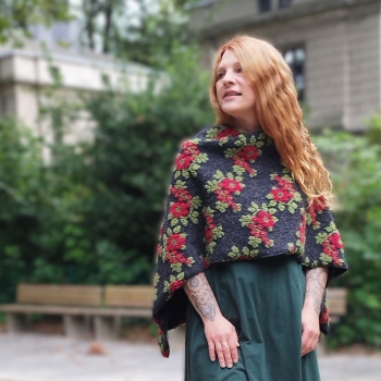 Schalponcho anthrazit mit roten Rosen